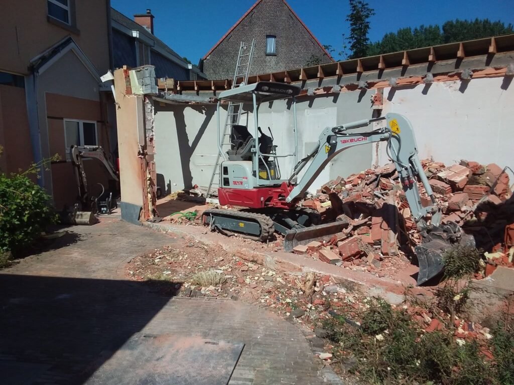 Takeuchi minigraver GG Works bij afbraak en voorbereidende werken